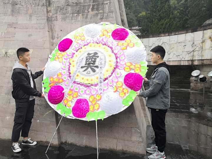 清明扫墓3.jpg 清明扫墓3.jpg