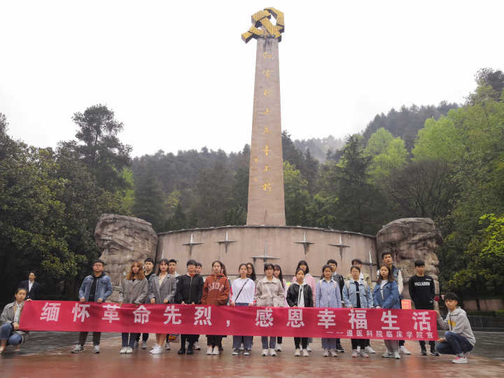 清明扫墓1.jpg 清明扫墓1.jpg